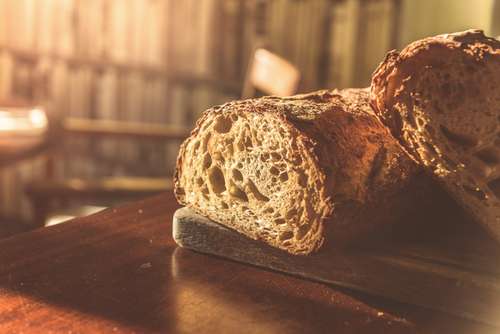 Foto groot bekijken: Vers brood op de ontbijttafel
